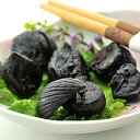 名称：黒にんにく（にんにく加工品） 原産地：鳥取県◆内容量：100g 原材料名：にんにく 賞味期限：製造より5ヶ月（開封後はどうぞお早めにお召上がり下さい。 保存方法：直射日光・高温多湿を避け、冷蔵庫にて密閉保存して下さい。 開封後はどうぞお早めにお召上がり下さい。 この商品は「うめ海鮮」が販売し、メーカーより発送いたします。その為うめ海鮮 のほかの商品と一緒に御注文いただいた場合は、別便でのお届けとなります。 【ご注意ください！】 メール便での発送となります。到着日の目安は発送後4〜7日後。 代金引換不可、到着日指定不可となります。 注）10個以上の場合は「普通便発送」となり沖縄、離島は送料が1,000円追加されます。 注）メール便はポストインとなる為、代金引換決済、ギフトラッピングは承れません。長期熟成で栄養満点★国産 熟成 黒にんにく 100g【送料無料】にんにく ※代金引換不可 黒ニンニクとは、ニンニクを3〜4週間の間、高温・高湿の環境に置くことで熟成発酵させたにんにくの事です。 通常はそれを乾燥させますが、当店の【熟成黒ニンニク】は　乾燥させず、できた物を新鮮なうちに真空パックしました。 その為鮮度・栄養を保ったまま柔らかい状態でお届けします！