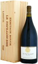 死ぬ前に飲むべき1001のワインの1本に掲載! 『ル・パヴィヨン』は1989年より生産されたキュヴェですが、ファースト・ヴィンテージにしてパーカーポイント100点満点を獲得した秀逸なワインです。 M.シャプティエ社ワインの頂点にあり、極めて樹齢の高い区画でバイオ・ダイナミクス農法により栽培されたブドウから醸された、生産量も非常に少ない贅沢なキュヴェを『セレクション・パーセレール』と呼びます。非常に偉大なワインです。 『ル・パヴィヨン』は1989年より生産されたキュヴェですが、ファースト・ヴィンテージにしてパーカーポイント100点満点を獲得した秀逸なワインです。 樹齢の古いシラーから造られているため、大変少ない収量です。紫の色調を持つ深いガーネット色。タールやスモークの香り、ラズベリーやブラックベリーなどの果実の香り、クルミやカンゾウの香りなど、複雑な香りが感じられます。口に含むと、力強さと複雑さを感じ、またヴェルヴェットのようになめらかな口当たりで、バランスが大変良く、余韻は長く、カンゾウやタバコ、カカオの風味が心地く広がります。官能的で忘れられない印象。エルミットの赤よりもやや肉厚。 ■テクニカル情報■ 品種：シラー 土壌・畑情報： 花崗岩土壌の上に堆積物の層が重なる特徴のある土壌。エルミットの畑の真下に位置するベサールにある畑。 収穫方法： 収穫は、完熟したブドウを手摘みで行います。 醸造情報： 木製開放桶で野生酵母で発酵。毎日1－2回ピジャージュ。発酵温度は20－32度、醸しは3－4週間。 MICHEL CHAPOUTIER ERMITAGE ROUGE LE PAVILLON ミシェル・シャプティエ エルミタージュ・ルージュ ル・パヴィヨン 生産地：フランス ローヌ北ローヌ 原産地呼称：AOC. HERMITAG ぶどう品種：シラー 100% 味わい：赤ワイン 辛口 フルボディ ワインアドヴォケイト：100 ポイント eRobertParker #223 Mar 2016 Jeb Dunnuck 100 Drink: 2020-2055 $220-$358 My favorite of the 2005s from Chapoutier, the 2005 Ermitage Le Pavillon is a heavenly wine that comes from one of the greatest sites for Syrah in the world, the steep, granite-dominated hillside of les Bessards. Getting a bevy of expletives in my notes, this insanely good Hermitage offers classic notes of smoked meats, charcoal, liquid rock, burning embers, chocolate and cassis, as well as a thick, unctuous and massively concentrated style on the palate. Changing in the glass, with exotic aromatics, incredible purity and building, polished tannin, Syrah doesn’t get any better. Given the youthful profile here, I’m sure this will see its 50th birthday in fine form, but it still delivers plenty of pleasure today given its texture, purity and balance.M. Chapoutier　/　M.シャプティエエルミタージュの歴史と伝統とともに生きるシャプティエ家1808年に創設されたM.シャプティエ社は、エルミタージュの丘の麓にあるタン・エルミタージュを拠点とし、ローヌ地方を代表する銘醸ワインをうみだす生産者です。ポリドール・シャプティエが、1879年に最初の自社畑を取得して以来、現当主のミシェル・シャプティエに至るまで、一貫した家族経営のもとに、畑を守り、テロワールを尊重するワイン造りを行っています。テロワールの個性を写真のように写し取るワイン「テロワールやヴィンテージの個性を土壌に語らせ、表現させる。」という言葉は、M.シャプティエ社のモットーを要約しています。M.シャプティエ社がワインの味わいについて求めるのは、M.シャプティエ社としての特定の味わいや一定のスタイルをつくることではなく、むしろ、畑によって異なるテロワールの個性や微妙なニュアンスの差が、そのまま写真のように写し取られたワインをつくることなのです。ミシェル・シャプティエ、社長・醸造家「私達がテロワールと呼ぶものは、土壌と、ワインの品質を左右するその年の気候、そして、長年の伝統に基づいたワイン造りの技術のコンビネーションで成り立っています。醸造家がいなければ、テロワールという言葉は無意味なものです。人間が存在しなければ、テロワールは存在しないのです。しかし、人間はまた、テロワールの破壊者ともなりえるのです。」－ミシェル・シャプティエM.シャプティエ社の7代目当主、ミシェル・シャプティエは、情熱とエネルギーに満ち溢れ、固い信念と高い志に導かれたカリスマ的ワイン醸造家として世界的に知られた人物です。彼が1991年にM.シャプティエ社を引き継いで以来、そのワイン造りの中で最も重要な役割を果たすようになったのが、ビオディナミ農法です。まだその評価が定まる以前から、究極の有機農法といわれているバイオ・ダイナミック農法を実践し、今日、自社畑で生産されるワインはすべ公的にオーガニックワインとして認められています。また、1995年ヴィンテージから、点字表記のラベルを採用。これはシャプティエ家の友人に盲目のフランス人歌手がおり、「いつもテーブルの上にこのワインがあることが確かめられれば」と言ったことが事の始まりでした。