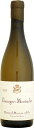 シャサーニュでもトップクラスの生産者「ベルナール・モロー」が手掛ける、キレが良く、美しいミネラル感が豊かに感じられる白ワイン！ シャサーニュ・モンラッシェで19世紀から続く家族経営のドメーヌを営むドメーヌ・ベルナール・モロー・エ・フィス。優れた作り手がひしめくシャサーニュでも進境著しいトップクラスの生産者の1つです。 ドメーヌの歴史は、初代オーギュスト・モローが最初のセラーを建てた1809年に遡ります。ドメーヌが管理する14haの畑(9haは自社畑、5haは借地)は、13のアペラシオンに跨ります。3代目当主のベルナールがドメーヌの経営を受け継いだのは60年代初頭のことで、就任時わずか14歳の若さにして1970年代には高い評価を確立し、トップ生産者としての礎を築きました。2000年からは4代目のアレクサンドルとブノワ・モロー兄弟がドメーヌの運営を引き継いでいます。アレクサンドルはブドウ栽培、ブノワは主に醸造を担当し、その評価は上昇の一途を辿っています。 モローの作る白ワインは、キレが良く、美しいミネラル感が豊かに感じられるのが特徴で、特に村名のシャサーニュ・モンラッシェは極めてコストパフォーマンスに優れた逸品です。赤ワインも極めて上質で、他の生産者が造るシャサーニュ・モンラッシェ特有の青っぽさや野暮ったさとは全くの無縁。穏やかな抽出でフィネスが際立つ上品でエレガントな味わいに仕上げています。 「シャサーニュ・モンラッシェ」は、シャサーニュの自社畑(レ・マジュール)40%、はシャサーニュ南部(シャンガン、モルジョの下方)30%、残りはシャサーニュ北部(ピュリニィとの境界にあるレ・シャリエール等)の他社畑からブドウを購入。醸造は新樽率25%、サン・トーバンと同じく清澄はしているが無濾過で、生産量は125樽。相性料理はチキンや七面鳥で、提供温度は12-14℃。 Domaine Bernard Moreau Chassagne Montrachet Blanc ドメーヌ・ベルナール・モロー シャサーニュ・モンラッシェ ブラン 生産地：フランス ブルゴーニュ コート・ド・ボーヌ シャサーニュ・モンラッシェ 原産地呼称：AOC. CHASSAGNE MONTRACHET ぶどう品種：シャルドネ 100% アルコール度数：13.5% 味わい：白ワイン 辛口 ■2020年ヴィンテージ情報■ ≪ワイン・アドヴォケート 2022/1/21 掲載記事より≫ 2020年ヴィンテージは、ドメーヌ・ベルナール・モローにとって素晴らしい年となった。アレクサンドル・モローは、ドメーヌ全体でブドウの収穫に8日かかるため、早くから準備に取り掛かり、8月中旬に収穫を開始した。収量は良好で、セラーは一杯になったvb2021年はそうではない)。例年通り、果実は破砕し、圧搾x時間半にも及ぶ)を行い、デブルバージュを短めに施した後、樽（主にフランソワ・フレール社製)に移し、多くの澱とともに醸造する。モローでは、長い発酵期間を短縮したりすることはない。というのもテクスチャーと複雑性を生み出すのに必要な期間だと思っているからだ。その結果、モローは、コート・ド・ボーヌで最も素晴らしい白ワインを数々と生み出し、それらのワインは私のプライベートセラーで重要な位置を占めている。マーケットでは、彼らのワインに注目が集まり、急激に価格が上昇しているが、読者は彼らの2020年のワインを見逃したくないはずだ。 ≪バーグハウンド 2022/4/10 掲載記事より アレクサンドル・モローのコメント≫ 2020年の生育シーズンは、またしても暑く非常に乾燥していましたが、ウドンコ病が若干発生しただけで、病害のプレッシャーはほとんどありませんでした。8月22日に収穫を開始しました。収穫したブドウは健全で、よく熟しており、収量は35hl/ha-50hl/haでした。潜在アルコール度数は、12.6-13.4%と生育期の暖かさを考慮しても適切な高さでした。2020ヴィンテージで私が驚いたのは、暖かい生育期間であったにも関わらず、非常にフレッシュなワインが出来たということです。単にフレッシュなだけでなく、テロワールの特徴がしっかりと反映された味わいに仕上がっています。 ジャスパー・モリス： 92 ポイント ★★★★★ Pale with a light green tint. Very backward on the nose with a coiled intensity on the palate. A lime note to finish. This is more reserved than when tasted from barrel but I am sure will make a fabulous bottle of Chassagne-Montrachet. Drink from 2025-2030. ワインアドヴォケイト：91+ ポイント 洋ナシ、焼きたてのパン、ナツメグ、柑橘類の皮のアロマを持つ。サテンのような滑らかさと緻密さを備えたミディアム～フルボディの味わいで、緊張感、チョーキーさに加えて、見事な果実味が感じられ、塩気を帯びた余韻が長く続く。ドメーヌで一番多く生産されるキュヴェであり、とても美しく熟成していく。見逃せないワイン。 ≪飲み頃：2023-2043 年｜2022/1/21 掲載≫ Rating 91+ Drink Date 2023 - 2043 Reviewed by William Kelley Issue Date 21st Jan 2022 Source January 2022 Week 3, The Wine Advocate Aromas of pear, freshly baked bread, nutmeg and citrus zest preface the 2020 Chassagne-Montrachet Village, a medium to full-bodied, satiny and precise wine that's taut and chalky, with a pretty core of fruit and a long, saline finish. It's the domaine's biggest cuvee, and it shouldn't be overlooked, as it ages very well indeed.Bernard Moreau　/　ベルナール・モロー ≪畑について≫　ベルナール・モローはシャサーニュに大変貢献している生産者。モロー一家が営む素晴らしい合計14haのブドウ畑の殆どはシャサーニュ・モンラッシェにあり、生産量のおよそ2/3をシャルドネ種が占めている。 ≪醸造について≫　1999年に父親のベルナールから醸造責任者を引き継いだアレクサンドル・モロー（ブドウ畑の経営責任は、弟のブノワが継承）。彼が目指すのは、上質な果実の純粋さと凝縮感を最高レベルまで引き出したワインを生産することである。 ワインに濃厚さとフィネスの両方を与える果実味とアロマをよりよく抽出するため、空圧圧搾機を設置、圧搾後、ワインは重力で発酵槽の下にあるバレルセラーのオーク樽へ導かれる。 18ヵにおよぶ長期発酵を行った後、次の収穫を迎える前に、発酵を終えたワインをバレルからキュヴェに移し替え、更に数か月間かけて熟成させる。熟成には、軽く火であぶったオークの新樽を使用し、澱を軽くかき混ぜ撹拌することで、アルコール度数12.3％～12.6％程度の「程よく熟れた果実」の味わいを追求している。新樽比率：白ワイン1/3 赤ワイン1/5。