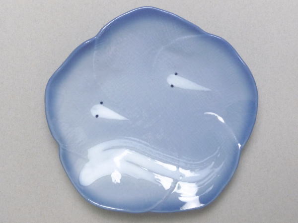 【B級品】ルリフチ小魚　五方三つ足35皿　[普段使いの食器]