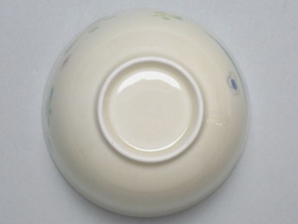 【B級品】片面蝶　アイボリー千茶（湯呑み）　[普段使いの食器]