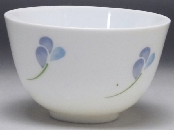 【B級品】青紫花舞（右） 白磁薄口千茶（湯呑み） [普段使いの食器]