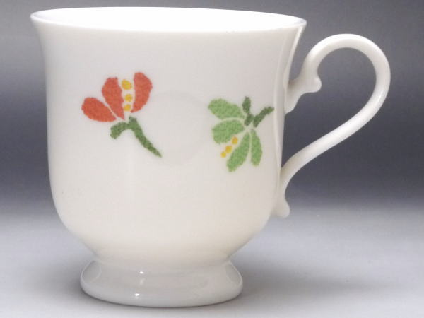 【B級品】パステル小花（赤緑／緑）　クリーム高台玉留めつまみマグカップ　[普段使いの食器]