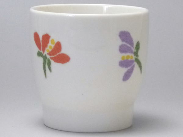 【B級品】パステル小花（赤／紫／紫／緑）　クリーム腰細マルチカップ　[普段使いの食器]