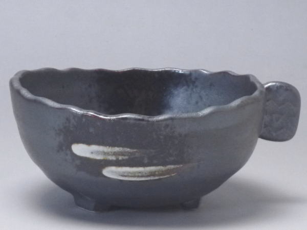 Mino Ware - 【B級品】白刷毛赤黒　三つ足つまみ小鉢(φ95)　[普段使いの食器]