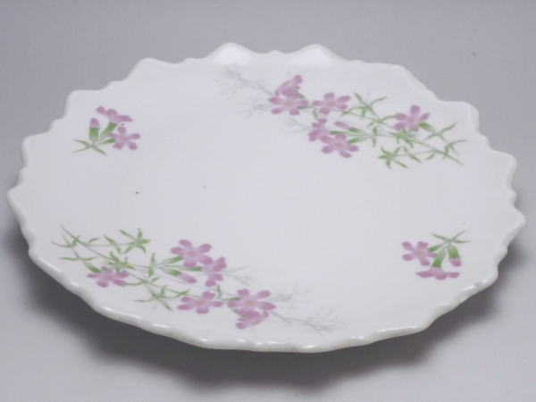 【B級品】ピンク花　ぎざぎざ皿（背面穴開き）(φ178～185)　[普段使いの食器]