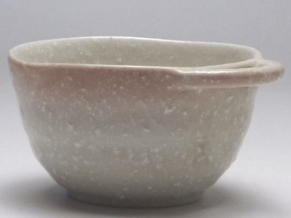 【B級品】粉雪ぼかし赤 手付き小鉢(短辺82) [普段使いの食器]
