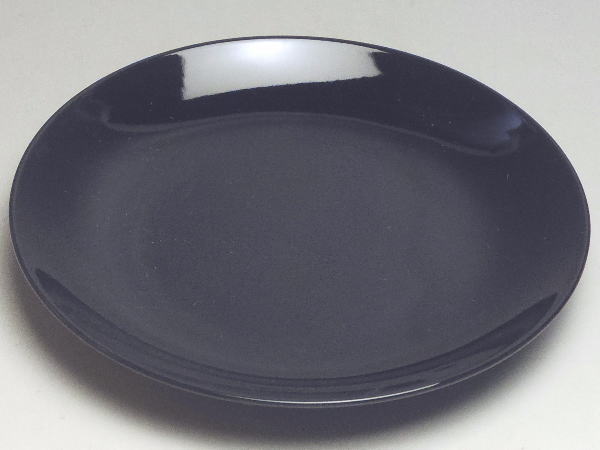 【B級品】黒ツヤ　丸皿(φ155)（表面に、擦過傷が目立ちます。）　[普段使いの食器]