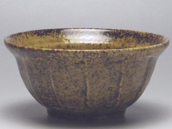 【B級品】斑黒茶（薄） 腰削ぎリム小鉢(φ104)(商品によって、色の濃淡差が目立ちます。) [普段使いの食器]