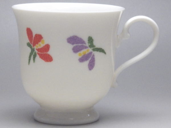 【B級品】パステル小花（赤紫／緑）　クリーム高台玉留めつまみマグカップ（商品毎に、絵柄の角度・位..