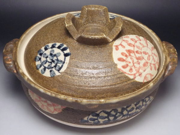 土物商品のB級品につき、不具合が目立ちます。また、商品毎に不具合の程度に差異があります。共通画像のため、在庫品と異なる商品の写真です。サイズ取っ手含む幅255mm×本体外径220mm×本体高さ80mm等級説明この商品は、B級品です。鉄粉・歪み・色むら・研磨痕などがあります。備考電子レンジで使用できます。オーブンで使用できます。直火で使用できます。在庫説明この商品は、弊社在庫商品です。通常、即日～2営業日で発送いたします。※食器（陶器・磁器）の性質上、色むら・若干のサイズ誤差など、製品毎に多少の差異が生じますので、あらかじめご了承願います。※商品の色調は実物と異なる場合もありますので、あらかじめご了承願います。季節で選ぶ食器・陶器蚊遣り器・蚊遣り豚風鈴陶製湯たんぽ土瓶蒸し5号土鍋（1人用）6号土鍋（1人用）7号土鍋（1～2人用）8号土鍋（2～3人用）9号土鍋（4～5人用）10号土鍋（5～6人用）11号土鍋雑炊鍋IH対応土鍋変わり鍋ごはん鍋水コンロとんすいレンゲ鍋用品