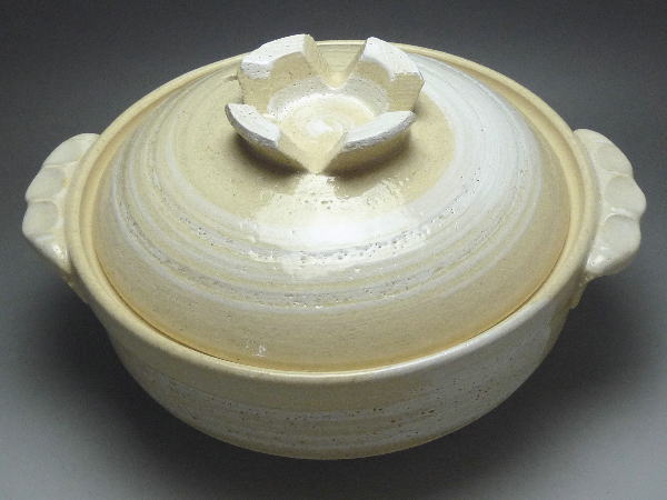 土物商品のB級品につき、不具合が目立ちます。また、商品毎に不具合の程度に差異があります。共通画像のため、在庫品と異なる商品の写真です。サイズ取っ手含む幅255mm×本体外径220mm×本体高さ80mm等級説明この商品は、B級品です。鉄粉・歪み・色むら・研磨痕などがあります。備考電子レンジで使用できます。オーブンで使用できます。直火で使用できます。在庫説明この商品は、弊社在庫商品です。通常、即日～2営業日で発送いたします。※食器（陶器・磁器）の性質上、色むら・若干のサイズ誤差など、製品毎に多少の差異が生じますので、あらかじめご了承願います。※商品の色調は実物と異なる場合もありますので、あらかじめご了承願います。季節で選ぶ食器・陶器蚊遣り器・蚊遣り豚風鈴陶製湯たんぽ土瓶蒸し5号土鍋（1人用）6号土鍋（1人用）7号土鍋（1～2人用）8号土鍋（2～3人用）9号土鍋（4～5人用）10号土鍋（5～6人用）11号土鍋雑炊鍋IH対応土鍋変わり鍋ごはん鍋水コンロとんすいレンゲ鍋用品