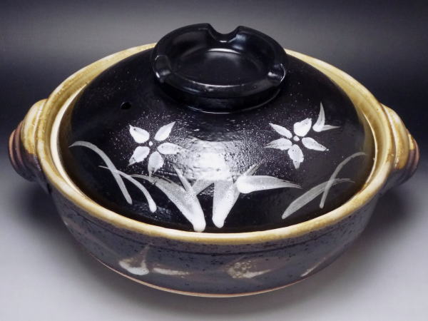 土物商品のB級品につき、不具合が目立ちます。また、商品毎に不具合の程度に差異があります。共通画像のため、在庫品と異なる商品の写真です。サイズ取っ手含む幅260mm×本体外径220mm×本体高さ78mm等級説明この商品は、B級品です。鉄粉・歪み・色むら・研磨痕などがあります。備考電子レンジで使用できます。オーブンで使用できます。直火で使用できます。在庫説明この商品は、弊社在庫商品です。通常、即日～2営業日で発送いたします。※食器（陶器・磁器）の性質上、色むら・若干のサイズ誤差など、製品毎に多少の差異が生じますので、あらかじめご了承願います。※商品の色調は実物と異なる場合もありますので、あらかじめご了承願います。季節で選ぶ食器・陶器蚊遣り器・蚊遣り豚風鈴陶製湯たんぽ土瓶蒸し5号土鍋（1人用）6号土鍋（1人用）7号土鍋（1～2人用）8号土鍋（2～3人用）9号土鍋（4～5人用）10号土鍋（5～6人用）11号土鍋雑炊鍋IH対応土鍋変わり鍋ごはん鍋水コンロとんすいレンゲ鍋用品