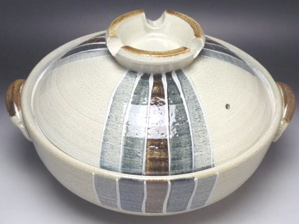 土物商品のB級品につき、不具合が目立ちます。また、商品毎に不具合の程度に差異があります。共通画像のため、在庫品と異なる商品の写真です。サイズ取っ手含む幅290mm×本体外径255mm×本体高さ90mm×蓋をした状態の高さ155mm等級説明この商品は、B級品です。鉄粉・歪み・色むら・研磨痕などがあります。備考電子レンジで使用できます。オーブンで使用できます。直火で使用できます。在庫説明この商品は、弊社在庫商品です。通常、即日～2営業日で発送いたします。※食器（陶器・磁器）の性質上、色むら・若干のサイズ誤差など、製品毎に多少の差異が生じますので、あらかじめご了承願います。※商品の色調は実物と異なる場合もありますので、あらかじめご了承願います。