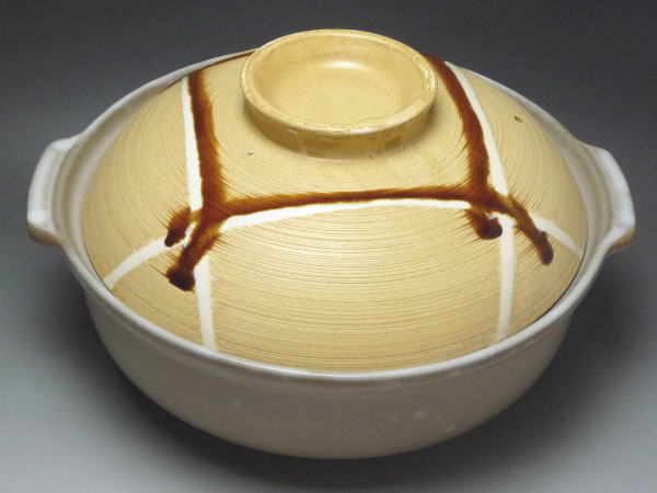 土物商品のB級品につき、不具合が目立ちます。また、商品毎に不具合の程度に差異があります。共通画像のため、在庫品と異なる商品の写真です。サイズ取っ手含む幅280mm×本体外径250mm×本体高さ90mm×蓋をした状態の高さ145mm等級説明この商品は、B級品です。鉄粉・歪み・色むら・研磨痕などがあります。備考電子レンジで使用できます。オーブンで使用できます。直火で使用できます。在庫説明この商品は、弊社在庫商品です。通常、即日～2営業日で発送いたします。※食器（陶器・磁器）の性質上、色むら・若干のサイズ誤差など、製品毎に多少の差異が生じますので、あらかじめご了承願います。※商品の色調は実物と異なる場合もありますので、あらかじめご了承願います。