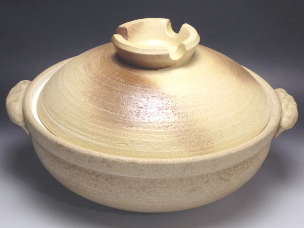 土物商品のB級品につき、不具合が目立ちます。また、商品毎に不具合の程度に差異があります。共通画像のため、在庫品と異なる商品の写真です。サイズ取っ手含む幅330mm×本体外径290mm×本体高さ100mm×蓋をした状態の高さ175mm等級説明この商品は、B級品です。鉄粉・歪み・色むら・研磨痕などがあります。備考電子レンジで使用できます。オーブンで使用できます。直火で使用できます。在庫説明この商品は、弊社在庫商品です。通常、即日～2営業日で発送いたします。※食器（陶器・磁器）の性質上、色むら・若干のサイズ誤差など、製品毎に多少の差異が生じますので、あらかじめご了承願います。※商品の色調は実物と異なる場合もありますので、あらかじめご了承願います。