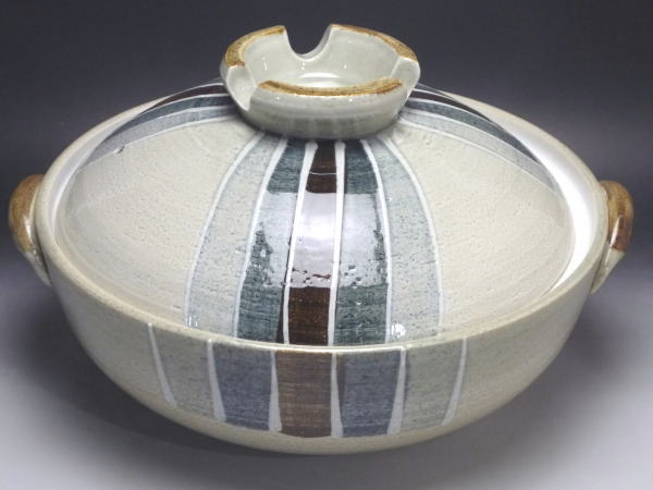 土物商品のB級品につき、不具合が目立ちます。また、商品毎に不具合の程度に差異があります。共通画像のため、在庫品と異なる商品の写真です。サイズ取っ手含む幅320mm×本体外径290mm×本体高さ100mm×蓋をした状態の高さ175mm等級説明この商品は、B級品です。鉄粉・歪み・色むら・研磨痕などがあります。備考電子レンジで使用できます。オーブンで使用できます。直火で使用できます。在庫説明この商品は、弊社在庫商品です。通常、即日～2営業日で発送いたします。※食器（陶器・磁器）の性質上、色むら・若干のサイズ誤差など、製品毎に多少の差異が生じますので、あらかじめご了承願います。※商品の色調は実物と異なる場合もありますので、あらかじめご了承願います。