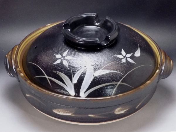 土物商品のB級品につき、不具合が目立ちます。また、商品毎に不具合の程度に差異があります。共通画像のため、在庫品と異なる商品の写真です。サイズ取っ手含む幅330mm×本体外径285mm×本体高さ98mm×蓋をした状態の高さ160mm等級説明この商品は、B級品です。鉄粉・歪み・色むら・研磨痕などがあります。備考電子レンジで使用できます。オーブンで使用できます。直火で使用できます。在庫説明この商品は、弊社在庫商品です。通常、即日～2営業日で発送いたします。※食器（陶器・磁器）の性質上、色むら・若干のサイズ誤差など、製品毎に多少の差異が生じますので、あらかじめご了承願います。※商品の色調は実物と異なる場合もありますので、あらかじめご了承願います。