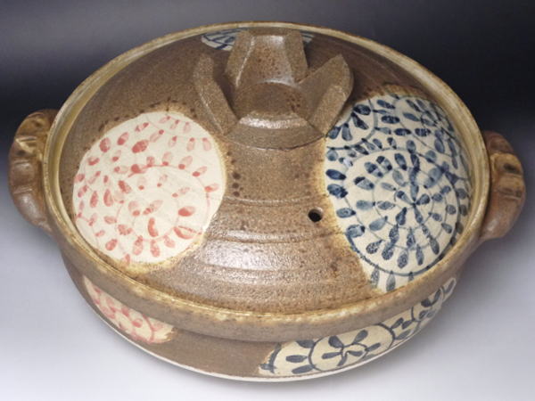 土物商品のB級品につき、不具合が目立ちます。また、商品毎に不具合の程度に差異があります。共通画像のため、在庫品と異なる商品の写真です。サイズ取っ手含む幅365mm×本体外径310mm×本体高さ115mm×蓋をした状態の高さ180mm等級説明この商品は、B級品です。鉄粉・歪み・色むら・研磨痕などがあります。備考電子レンジで使用できます。オーブンで使用できます。直火で使用できます。在庫説明この商品は、弊社在庫商品です。通常、即日～2営業日で発送いたします。※食器（陶器・磁器）の性質上、色むら・若干のサイズ誤差など、製品毎に多少の差異が生じますので、あらかじめご了承願います。※商品の色調は実物と異なる場合もありますので、あらかじめご了承願います。