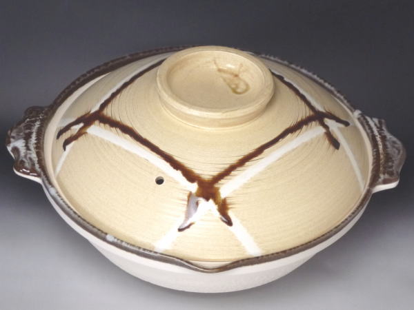 土物商品のB級品につき、不具合が目立ちます。また、商品毎に不具合の程度に差異があります。共通画像のため、在庫品と異なる商品の写真です。サイズ取っ手含む幅370mm×本体外径320mm×本体高さ100mm×蓋をした状態の高さ185mm等級説明この商品は、B級品です。鉄粉・歪み・色むら・研磨痕などがあります。備考電子レンジで使用できます。オーブンで使用できます。直火で使用できます。在庫説明この商品は、弊社在庫商品です。通常、即日～2営業日で発送いたします。※食器（陶器・磁器）の性質上、色むら・若干のサイズ誤差など、製品毎に多少の差異が生じますので、あらかじめご了承願います。※商品の色調は実物と異なる場合もありますので、あらかじめご了承願います。