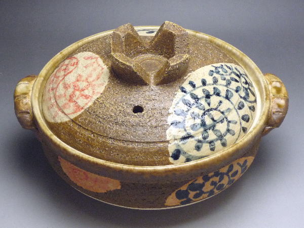 土物商品のB級品につき、不具合が目立ちます。また、商品毎に不具合の程度に差異があります。共通画像のため、在庫品と異なる商品の写真です。サイズ取っ手含む幅220mm×本体外径190mm×本体高さ68mm×蓋をした状態の高さ110mm等級説明この商品は、B級品です。鉄粉・歪み・色むら・研磨痕などがあります。備考電子レンジで使用できます。オーブンで使用できます。直火で使用できます。在庫説明この商品は、弊社在庫商品です。通常、即日～2営業日で発送いたします。※食器（陶器・磁器）の性質上、色むら・若干のサイズ誤差など、製品毎に多少の差異が生じますので、あらかじめご了承願います。※商品の色調は実物と異なる場合もありますので、あらかじめご了承願います。季節で選ぶ食器・陶器蚊遣り器・蚊遣り豚風鈴陶製湯たんぽ土瓶蒸し5号土鍋（1人用）6号土鍋（1人用）7号土鍋（1～2人用）8号土鍋（2～3人用）9号土鍋（4～5人用）10号土鍋（5～6人用）11号土鍋雑炊鍋IH対応土鍋変わり鍋ごはん鍋水コンロとんすいレンゲ鍋用品
