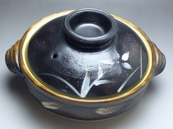 土物商品のB級品につき、不具合が目立ちます。また、商品毎に不具合の程度に差異があります。共通画像のため、在庫品と異なる商品の写真です。サイズ取っ手含む幅225mm×本体外径190mm×本体高さ68mm×蓋をした状態の高さ110mm等級説明この商品は、B級品です。鉄粉・歪み・色むら・研磨痕などがあります。備考電子レンジで使用できます。オーブンで使用できます。直火で使用できます。在庫説明この商品は、弊社在庫商品です。通常、即日～2営業日で発送いたします。※食器（陶器・磁器）の性質上、色むら・若干のサイズ誤差など、製品毎に多少の差異が生じますので、あらかじめご了承願います。※商品の色調は実物と異なる場合もありますので、あらかじめご了承願います。季節で選ぶ食器・陶器蚊遣り器・蚊遣り豚風鈴陶製湯たんぽ土瓶蒸し5号土鍋（1人用）6号土鍋（1人用）7号土鍋（1～2人用）8号土鍋（2～3人用）9号土鍋（4～5人用）10号土鍋（5～6人用）11号土鍋雑炊鍋IH対応土鍋変わり鍋ごはん鍋水コンロとんすいレンゲ鍋用品