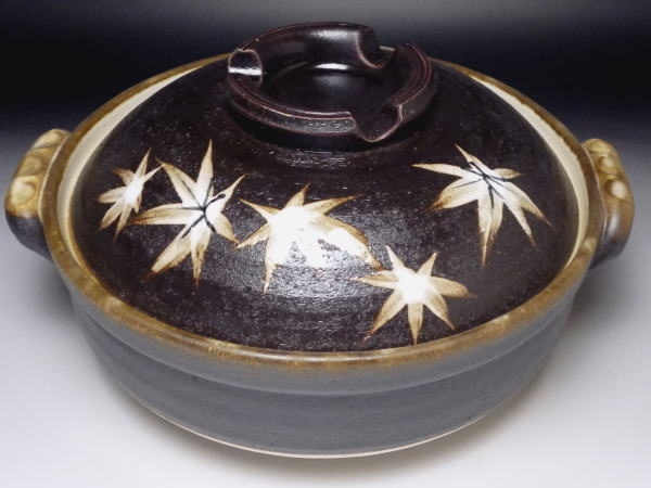 土物商品につき、若干のピンホール・鉄粉・色ムラなどががあります。また、商品毎に色の差異があります。サイズ取っ手含む幅220mm×本体外径190mm×本体高さ68mm×蓋をした状態の高さ110mm備考電子レンジで使用できます。オーブンで使用できます。直火で使用できます。在庫説明この商品は、弊社在庫商品です。通常、即日～2営業日で発送いたします。※食器（陶器・磁器）の性質上、色むら・若干のサイズ誤差など、製品毎に多少の差異が生じますので、あらかじめご了承願います。※商品の色調は実物と異なる場合もありますので、あらかじめご了承願います。季節で選ぶ食器・陶器蚊遣り器・蚊遣り豚風鈴陶製湯たんぽ土瓶蒸し5号土鍋（1人用）6号土鍋（1人用）7号土鍋（1～2人用）8号土鍋（2～3人用）9号土鍋（4～5人用）10号土鍋（5～6人用）11号土鍋雑炊鍋IH対応土鍋変わり鍋ごはん鍋水コンロとんすいレンゲ鍋用品