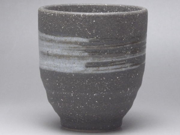 【B級品】白刷毛砂目黒　湯呑み（大）　[普段使いの食器]