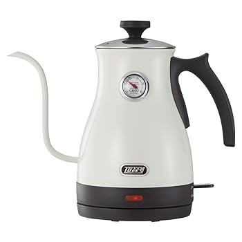 【中古】【Toffy/トフィー】 温度計付き電気ケトル K-KT3 適温 コーヒードリップ ハンドドリップ 空焚き防止 グースネック注ぎ口 レトロ K-KT3-AW アッシュホワイト【メーカー名】【メーカー型番】【ブランド名】TOFFY 電気ケトル 【商品説明】【Toffy/トフィー】 温度計付き電気ケトル K-KT3 適温 コーヒードリップ ハンドドリップ 空焚き防止 グースネック注ぎ口 レトロ K-KT3-AW アッシュホワイト一目で分かる温度計付き！ お茶や粉ミルク、コーヒーなどお好みの温度で淹れられる電気ケトル。ボディについた温度計でお湯の温度が一目で分かり、適温でお湯を注げます。お湯がほぼ垂直に落とせることで、狙ったところに注げます。 湯量調節もしやすいためコーヒーのハンドドリップにも最適！ 雑味の少ないおいしいコーヒーが淹れられます。手にフィットする握りやすい形状で、使いやすい！ 万が一空焚きしてしまっても、自動で電源が切れる「空焚き防止機能」付きのため安心して使用できます。当店では初期不良に限り、商品到着から7日間は返品を 受付けております。お問い合わせ・メールにて不具合詳細をご連絡ください。他モールとの併売品の為、完売の際はキャンセルご連絡させて頂きます。中古品の商品タイトルに「限定」「初回」「保証」「DLコード」などの表記がありましても、特典・付属品・帯・保証等は付いておりません。電子辞書、コンパクトオーディオプレーヤー等のイヤホンは写真にありましても衛生上、基本お付けしておりません。※未使用品は除く品名に【import】【輸入】【北米】【海外】等の国内商品でないと把握できる表記商品について国内のDVDプレイヤー、ゲーム機で稼働しない場合がございます。予めご了承の上、購入ください。掲載と付属品が異なる場合は確認のご連絡をさせて頂きます。ご注文からお届けまで1、ご注文⇒ご注文は24時間受け付けております。2、注文確認⇒ご注文後、当店から注文確認メールを送信します。3、お届けまで3〜10営業日程度とお考えください。4、入金確認⇒前払い決済をご選択の場合、ご入金確認後、配送手配を致します。5、出荷⇒配送準備が整い次第、出荷致します。配送業者、追跡番号等の詳細をメール送信致します。6、到着⇒出荷後、1〜3日後に商品が到着します。　※離島、北海道、九州、沖縄は遅れる場合がございます。予めご了承下さい。お電話でのお問合せは少人数で運営の為受け付けておりませんので、お問い合わせ・メールにてお願い致します。営業時間　月〜金　11:00〜18:00★お客様都合によるご注文後のキャンセル・返品はお受けしておりませんのでご了承ください。0