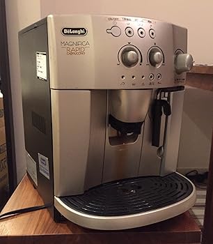 【中古】Delonghi 全自動エスプレッソマシン 【マグニフィカ】 ESAM-1200SJ【メーカー名】【メーカー型番】【ブランド名】De'Longhi(デロンギ) コーヒーメーカー 【商品説明】Delonghi 全自動エスプレッソマシン 【マグニフィカ】 ESAM-1200SJサイズ:幅28×奥行38×高さ36.5cm本体重量:10kg素材・材質:ABS樹脂原産国:イタリア電源:AC100V（50/60Hz）当店では初期不良に限り、商品到着から7日間は返品を 受付けております。お問い合わせ・メールにて不具合詳細をご連絡ください。他モールとの併売品の為、完売の際はキャンセルご連絡させて頂きます。中古品の商品タイトルに「限定」「初回」「保証」「DLコード」などの表記がありましても、特典・付属品・帯・保証等は付いておりません。電子辞書、コンパクトオーディオプレーヤー等のイヤホンは写真にありましても衛生上、基本お付けしておりません。※未使用品は除く品名に【import】【輸入】【北米】【海外】等の国内商品でないと把握できる表記商品について国内のDVDプレイヤー、ゲーム機で稼働しない場合がございます。予めご了承の上、購入ください。掲載と付属品が異なる場合は確認のご連絡をさせて頂きます。ご注文からお届けまで1、ご注文⇒ご注文は24時間受け付けております。2、注文確認⇒ご注文後、当店から注文確認メールを送信します。3、お届けまで3〜10営業日程度とお考えください。4、入金確認⇒前払い決済をご選択の場合、ご入金確認後、配送手配を致します。5、出荷⇒配送準備が整い次第、出荷致します。配送業者、追跡番号等の詳細をメール送信致します。6、到着⇒出荷後、1〜3日後に商品が到着します。　※離島、北海道、九州、沖縄は遅れる場合がございます。予めご了承下さい。お電話でのお問合せは少人数で運営の為受け付けておりませんので、お問い合わせ・メールにてお願い致します。営業時間　月〜金　11:00〜18:00★お客様都合によるご注文後のキャンセル・返品はお受けしておりませんのでご了承ください。0