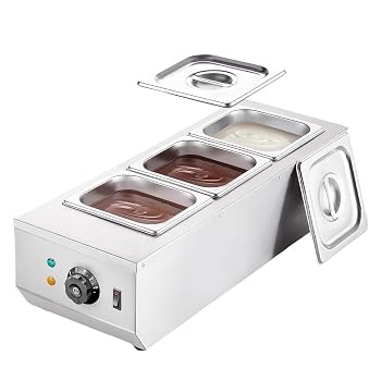 【中古】SOLLENT チョコレート溶解機、るつぼ、DIYチョコレート、ミルク、クリーム、バター、チーズ、材料溶解、ステンレス鋼製、30-85℃、湯沸かし器、結婚式用品レストラン子供たちのパーティーや商業および家庭の誕生日用 (3個ポット)【メーカー名】【メーカー型番】【ブランド名】SOLLENT 特殊鍋, 電気ポット 【商品説明】SOLLENT チョコレート溶解機、るつぼ、DIYチョコレート、ミルク、クリーム、バター、チーズ、材料溶解、ステンレス鋼製、30-85℃、湯沸かし器、結婚式用品レストラン子供たちのパーティーや商業および家庭の誕生日用 (3個ポット)【高品質ステンレス製で衛生的＆長持ち】SOLLENT 本体は高品質なステンレススチール製で、耐食性・耐久性に優れ、洗いやすくお手入れも簡単。業務用にも家庭用にもぴったりな、プロ仕様のテンパリングマシンです。【800Wの強力加熱＆湯煎式でなめらかに溶ける】SOLLENT 湯煎式加熱で底部から優しく加熱し、チョコレートの香りや風味をそのままに、なめらかに溶かせます。800Wの加熱パワーで効率よく作業ができ、プロ並みの仕上がりを実現！【30-80℃温度制御】SOLLENTノブで温度を調整、チョコやバターなどの材料を迅速に溶かすことができ、お家で手作り（DIYチョコ?ケーキ?石けん?バターなど）が楽しめます。【自動恒温】SOLLENT精確な温度制御プローブにより、必要な温度まで上がると自動的に電源を切り保温状態になります。【2つの独立ポットで作業効率アップ】SOLLENT このチョコレートテンパリングマシンには、2つの独立したポットが含まれています。1つは牛乳またはクリームの溶解用、もう1つはチョコレートの溶解用で、チョコレートビジネスの効率を向上させます。手作りチョコの量産や作業効率の向上に最適で、ショップ・ホテル・レストラン・カフェなど幅広くご利用いただけます当店では初期不良に限り、商品到着から7日間は返品を 受付けております。お問い合わせ・メールにて不具合詳細をご連絡ください。他モールとの併売品の為、完売の際はキャンセルご連絡させて頂きます。中古品の商品タイトルに「限定」「初回」「保証」「DLコード」などの表記がありましても、特典・付属品・帯・保証等は付いておりません。電子辞書、コンパクトオーディオプレーヤー等のイヤホンは写真にありましても衛生上、基本お付けしておりません。※未使用品は除く品名に【import】【輸入】【北米】【海外】等の国内商品でないと把握できる表記商品について国内のDVDプレイヤー、ゲーム機で稼働しない場合がございます。予めご了承の上、購入ください。掲載と付属品が異なる場合は確認のご連絡をさせて頂きます。ご注文からお届けまで1、ご注文⇒ご注文は24時間受け付けております。2、注文確認⇒ご注文後、当店から注文確認メールを送信します。3、お届けまで3〜10営業日程度とお考えください。4、入金確認⇒前払い決済をご選択の場合、ご入金確認後、配送手配を致します。5、出荷⇒配送準備が整い次第、出荷致します。配送業者、追跡番号等の詳細をメール送信致します。6、到着⇒出荷後、1〜3日後に商品が到着します。　※離島、北海道、九州、沖縄は遅れる場合がございます。予めご了承下さい。お電話でのお問合せは少人数で運営の為受け付けておりませんので、お問い合わせ・メールにてお願い致します。営業時間　月〜金　11:00〜18:00★お客様都合によるご注文後のキャンセル・返品はお受けしておりませんのでご了承ください。0