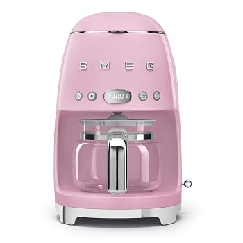 【中古】Smeg 50's レトロピンクドリップコーヒーマシン【メーカー名】【メーカー型番】【ブランド名】SMEG コーヒーメーカー 【商品説明】Smeg 50's レトロピンクドリップコーヒーマシンピンク自動起動モード。拭いてきれいにしてください。当店では初期不良に限り、商品到着から7日間は返品を 受付けております。お問い合わせ・メールにて不具合詳細をご連絡ください。他モールとの併売品の為、完売の際はキャンセルご連絡させて頂きます。中古品の商品タイトルに「限定」「初回」「保証」「DLコード」などの表記がありましても、特典・付属品・帯・保証等は付いておりません。電子辞書、コンパクトオーディオプレーヤー等のイヤホンは写真にありましても衛生上、基本お付けしておりません。※未使用品は除く品名に【import】【輸入】【北米】【海外】等の国内商品でないと把握できる表記商品について国内のDVDプレイヤー、ゲーム機で稼働しない場合がございます。予めご了承の上、購入ください。掲載と付属品が異なる場合は確認のご連絡をさせて頂きます。ご注文からお届けまで1、ご注文⇒ご注文は24時間受け付けております。2、注文確認⇒ご注文後、当店から注文確認メールを送信します。3、お届けまで3〜10営業日程度とお考えください。4、入金確認⇒前払い決済をご選択の場合、ご入金確認後、配送手配を致します。5、出荷⇒配送準備が整い次第、出荷致します。配送業者、追跡番号等の詳細をメール送信致します。6、到着⇒出荷後、1〜3日後に商品が到着します。　※離島、北海道、九州、沖縄は遅れる場合がございます。予めご了承下さい。お電話でのお問合せは少人数で運営の為受け付けておりませんので、お問い合わせ・メールにてお願い致します。営業時間　月〜金　11:00〜18:00★お客様都合によるご注文後のキャンセル・返品はお受けしておりませんのでご了承ください。0