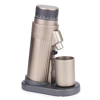 【中古】Traxomi 55mm コーンカッター コーヒーグラインダー 粉散乱防止 取り外し可能 磁気吸着設計 家庭用 商用 ハンドドリップ イタリアンエスプレッソ 全金属 CNC 胴体 大トルク 静音モーター コーヒー豆研磨機 (ダブルカラーシャンパン)【メーカー名】【メーカー型番】【ブランド名】Traxomi ブレードグラインダー 【商品説明】Traxomi 55mm コーンカッター コーヒーグラインダー 粉散乱防止 取り外し可能 磁気吸着設計 家庭用 商用 ハンドドリップ イタリアンエスプレッソ 全金属 CNC 胴体 大トルク 静音モーター コーヒー豆研磨機 (ダブルカラーシャンパン)55mm コーンカッターを搭載したコーヒーグラインダーで、家庭用はもちろん、カフェやオフィスなどの商用シーンにも対応できます。ハンドドリップ、イタリアンエスプレッソなど、様々なコーヒー抽出方式に合わせて、均一な粉砕を実現し、コーヒー本来の香りと旨みを最大限に引き出すことができます。粉散乱防止設計を施し、コーヒー豆を研磨する際に、粉が周囲に飛び散るのを確実に防止します。キッチンやカウンターを汚すことなく、衛生的かつスムーズに使用でき、後片付けの手間を大幅に削減します。研磨されたコーヒー粉は容器に確実に収まり、無駄を省くとともに、清潔な使用環境を維持できます。磁気吸着設計を採用し、本体と研磨部が簡単に取り外し・組み立てでき、お手入れが非常に便利です。粉残りを徹底的に掃除でき、衛生的に使い続けられるだけでなく、部品の点検や交換もスムーズに行え、長期間安定した性能を発揮できます。大トルクの静音モーターを搭載し、強力な研磨力を持ちながら、運転時の騒音を大幅に抑制します。家庭のリビングやオフィス、カフェの接客エリアで使用しても、周囲に騒音を与えることが少なく、快適な環境でコーヒーを作ることができます。モーターの耐久性も優れ、商用での高頻度使用にも耐えられます。全金属 CNC 加工により、本体の精度が高く、ガタつきがなく、安定した研磨性能を持続的に発揮します。操作が簡単で、初心者からプロまで使いやすく、コーヒー粉の粗さを細かく調整でき、様々なニーズに応えることができます。家庭でのリラックスタイムや、商用での顧客へのサービスに最適な、高品質なコーヒーグラインダーです。当店では初期不良に限り、商品到着から7日間は返品を 受付けております。お問い合わせ・メールにて不具合詳細をご連絡ください。他モールとの併売品の為、完売の際はキャンセルご連絡させて頂きます。中古品の商品タイトルに「限定」「初回」「保証」「DLコード」などの表記がありましても、特典・付属品・帯・保証等は付いておりません。電子辞書、コンパクトオーディオプレーヤー等のイヤホンは写真にありましても衛生上、基本お付けしておりません。※未使用品は除く品名に【import】【輸入】【北米】【海外】等の国内商品でないと把握できる表記商品について国内のDVDプレイヤー、ゲーム機で稼働しない場合がございます。予めご了承の上、購入ください。掲載と付属品が異なる場合は確認のご連絡をさせて頂きます。ご注文からお届けまで1、ご注文⇒ご注文は24時間受け付けております。2、注文確認⇒ご注文後、当店から注文確認メールを送信します。3、お届けまで3〜10営業日程度とお考えください。4、入金確認⇒前払い決済をご選択の場合、ご入金確認後、配送手配を致します。5、出荷⇒配送準備が整い次第、出荷致します。配送業者、追跡番号等の詳細をメール送信致します。6、到着⇒出荷後、1〜3日後に商品が到着します。　※離島、北海道、九州、沖縄は遅れる場合がございます。予めご了承下さい。お電話でのお問合せは少人数で運営の為受け付けておりませんので、お問い合わせ・メールにてお願い致します。営業時間　月〜金　11:00〜18:00★お客様都合によるご注文後のキャンセル・返品はお受けしておりませんのでご了承ください。0