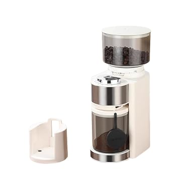 【中古】Ornatego 段階調整式 コーヒーミル ワンボタン操作 粉飛び散らない 250g大容量豆倉庫 エスプレッソ・ドリップ・フレンチプレス対応 (583-25 レベル調整 - 583 ホワイト)【メーカー名】【メーカー型番】【ブランド名】Ornatego バリコーヒーグラインダー 【商品説明】Ornatego 段階調整式 コーヒーミル ワンボタン操作 粉飛び散らない 250g大容量豆倉庫 エスプレッソ・ドリップ・フレンチプレス対応 (583-25 レベル調整 - 583 ホワイト)エスプレッソ用の微細な研磨から、フレンチプレス用の粗めの研磨まで、幅広い調整範囲で理想のコーヒーを実現します。コーヒー豆の種類や焙煎度、その日の気分に合わせて挽き目を変えれば、同じ豆でも全く違う味わいを楽しめます。細挽きにすればエスプレッソやドリップに、粗挽きにすればフレンチプレスやコールドブリューに。一台で多様なコーヒースタイルに対応できる汎用性の高さが魅力です。操作方法はシンプルなワンボタン式。ボタンを押すだけで挽きたてのコーヒーが楽しめます。電動ミルは手動ミルと違い、力がいらず腕が疲れません。朝の忙しい時間でも、ボタンを押すだけの簡単操作でスムーズにコーヒーを淹れられます。複雑な設定や手間が不要なので、コーヒー初心者でもすぐに使いこなせます。毎日のコーヒータイムがより手軽になります。このコーヒーミルは、集中直接粉末落下構造を採用しています。挽いた粉が直接カップの中に落ちるため、粉飛びを防ぎ、余分な粉残りを抑えます。多くのミルで悩まされる「挽いた粉がカウンターに飛び散る」「周りが粉だらけになる」というストレスがありません。コーヒー作り後の後片付けが簡単で、カウンターや机の上をいつも清潔に保てます。食品グレードの素材を使用した独立した豆倉庫は、250gのコーヒー豆を収容できます。大容量なので、頻繁に豆を補充する手間が省けます。市販のコーヒー豆パッケージ（200?250g）をほぼ丸ごと入れられるため、袋から移し替える手間も一度で済みます。豆倉庫は半透明のため、残量がいつでも観察でき、豆が少なくなったタイミングが一目で分かります。エスプレッソマシンはもちろん、ドリップコーヒー、フレンチプレス、アーロンプレス、サイフォンなど、さまざまなコーヒー器具に対応します。挽き目を調整するだけで、異なる抽出方法に最適な粉の細かさを実現できます。一台で複数のコーヒースタイルを楽しめるため、抽出方法ごとに別々のミルを用意する必要がありません。コーヒー愛好家にとって非常に実用的な一台です。当店では初期不良に限り、商品到着から7日間は返品を 受付けております。お問い合わせ・メールにて不具合詳細をご連絡ください。他モールとの併売品の為、完売の際はキャンセルご連絡させて頂きます。中古品の商品タイトルに「限定」「初回」「保証」「DLコード」などの表記がありましても、特典・付属品・帯・保証等は付いておりません。電子辞書、コンパクトオーディオプレーヤー等のイヤホンは写真にありましても衛生上、基本お付けしておりません。※未使用品は除く品名に【import】【輸入】【北米】【海外】等の国内商品でないと把握できる表記商品について国内のDVDプレイヤー、ゲーム機で稼働しない場合がございます。予めご了承の上、購入ください。掲載と付属品が異なる場合は確認のご連絡をさせて頂きます。ご注文からお届けまで1、ご注文⇒ご注文は24時間受け付けております。2、注文確認⇒ご注文後、当店から注文確認メールを送信します。3、お届けまで3〜10営業日程度とお考えください。4、入金確認⇒前払い決済をご選択の場合、ご入金確認後、配送手配を致します。5、出荷⇒配送準備が整い次第、出荷致します。配送業者、追跡番号等の詳細をメール送信致します。6、到着⇒出荷後、1〜3日後に商品が到着します。　※離島、北海道、九州、沖縄は遅れる場合がございます。予めご了承下さい。お電話でのお問合せは少人数で運営の為受け付けておりませんので、お問い合わせ・メールにてお願い致します。営業時間　月〜金　11:00〜18:00★お客様都合によるご注文後のキャンセル・返品はお受けしておりませんのでご了承ください。0