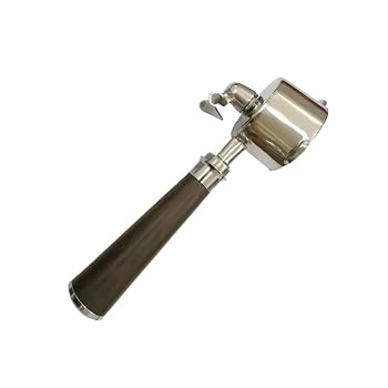 【中古】51mm ポルタフィルター 耳ダブル注ぎ口、デロンギ デディカ EC680/EC685/EC820/EC850/EC860、エスプレッソ ポルタフィルター 51mm に対応(Black rosewood)【メーカー名】【メーカー型番】【ブランド名】CNBGASYLZ 自動エスプレッソマシン 【商品説明】51mm ポルタフィルター 耳ダブル注ぎ口、デロンギ デディカ EC680/EC685/EC820/EC850/EC860、エスプレッソ ポルタフィルター 51mm に対応(Black rosewood)人間工学に基づいた耐熱デザイン：ハンドルの輪郭は手の曲線にフィットするように何度も最適化されており、快適なグリップを提供します。高温抽出中、熱を効果的に遮断し、暖かく快適な感触を提供し、操作の安全性とスムーズさを向上させます。便利な取り付け: 取り付け中は、位置を合わせて回転させるだけでしっかりとロックされ、異なるデバイス間で簡単に切り替えることができます。耐衝撃性、滑り止め、静かなベースデザイン：一部のハンドルセットには専用ベースが付属しており、底部に騒音低減ショックパッドとハンドルヘッドに一致する上部の溝が付いています。この設計は、ハンドルを安定させて転がりや衝突を防ぐだけでなく、タンピングや配置時の騒音を大幅に低減し、全体的な操作の優雅さと静けさを高めます。バランスの取れた抽出: ポルタフィルターの底部は、多穴または傘型の分散設計を特徴とし、内部に配水グリッドが含まれています。この設計により、入ってくる熱湯が繊細で穏やかな流れに均一に分配され、局所的な過剰抽出や抽出不足を防ぎ、コーヒー豆の層と香りを完全に解き放ちます。51mm ポルタフィルター 耳ダブル注ぎ口、デロンギ デディカ EC680/EC685/EC820/EC850/EC860、エスプレッソ ポルタフィルター 51mm に対応当店では初期不良に限り、商品到着から7日間は返品を 受付けております。お問い合わせ・メールにて不具合詳細をご連絡ください。他モールとの併売品の為、完売の際はキャンセルご連絡させて頂きます。中古品の商品タイトルに「限定」「初回」「保証」「DLコード」などの表記がありましても、特典・付属品・帯・保証等は付いておりません。電子辞書、コンパクトオーディオプレーヤー等のイヤホンは写真にありましても衛生上、基本お付けしておりません。※未使用品は除く品名に【import】【輸入】【北米】【海外】等の国内商品でないと把握できる表記商品について国内のDVDプレイヤー、ゲーム機で稼働しない場合がございます。予めご了承の上、購入ください。掲載と付属品が異なる場合は確認のご連絡をさせて頂きます。ご注文からお届けまで1、ご注文⇒ご注文は24時間受け付けております。2、注文確認⇒ご注文後、当店から注文確認メールを送信します。3、お届けまで3〜10営業日程度とお考えください。4、入金確認⇒前払い決済をご選択の場合、ご入金確認後、配送手配を致します。5、出荷⇒配送準備が整い次第、出荷致します。配送業者、追跡番号等の詳細をメール送信致します。6、到着⇒出荷後、1〜3日後に商品が到着します。　※離島、北海道、九州、沖縄は遅れる場合がございます。予めご了承下さい。お電話でのお問合せは少人数で運営の為受け付けておりませんので、お問い合わせ・メールにてお願い致します。営業時間　月〜金　11:00〜18:00★お客様都合によるご注文後のキャンセル・返品はお受けしておりませんのでご了承ください。0