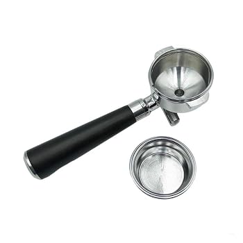 【中古】58mm交換用ポルタフィルターコーヒーポルタフィルターコーヒーマシンハンドルコーヒー用(D)【メーカー名】【メーカー型番】【ブランド名】CNBGASYLZ 自動エスプレッソマシン 【商品説明】58mm交換用ポルタフィルターコーヒーポルタフィルターコーヒーマシンハンドルコーヒー用(D)人間工学に基づいた耐熱デザイン：ハンドルの輪郭は手の曲線にフィットするように何度も最適化されており、快適なグリップを提供します。高温抽出中、熱を効果的に遮断し、暖かく快適な感触を提供し、操作の安全性とスムーズさを向上させます。便利な取り付け: 取り付け中は、位置を合わせて回転させるだけでしっかりとロックされ、異なるデバイス間で簡単に切り替えることができます。耐衝撃性、滑り止め、静かなベースデザイン：一部のハンドルセットには専用ベースが付属しており、底部に騒音低減ショックパッドとハンドルヘッドに一致する上部の溝が付いています。この設計は、ハンドルを安定させて転がりや衝突を防ぐだけでなく、タンピングや配置時の騒音を大幅に低減し、全体的な操作の優雅さと静けさを高めます。バランスの取れた抽出: ポルタフィルターの底部は、多穴または傘型の分散設計を特徴とし、内部に配水グリッドが含まれています。この設計により、入ってくる熱湯が繊細で穏やかな流れに均一に分配され、局所的な過剰抽出や抽出不足を防ぎ、コーヒー豆の層と香りを完全に解き放ちます。58mm交換用ポルタフィルターコーヒーポルタフィルターコーヒーマシンハンドルコーヒー用当店では初期不良に限り、商品到着から7日間は返品を 受付けております。お問い合わせ・メールにて不具合詳細をご連絡ください。他モールとの併売品の為、完売の際はキャンセルご連絡させて頂きます。中古品の商品タイトルに「限定」「初回」「保証」「DLコード」などの表記がありましても、特典・付属品・帯・保証等は付いておりません。電子辞書、コンパクトオーディオプレーヤー等のイヤホンは写真にありましても衛生上、基本お付けしておりません。※未使用品は除く品名に【import】【輸入】【北米】【海外】等の国内商品でないと把握できる表記商品について国内のDVDプレイヤー、ゲーム機で稼働しない場合がございます。予めご了承の上、購入ください。掲載と付属品が異なる場合は確認のご連絡をさせて頂きます。ご注文からお届けまで1、ご注文⇒ご注文は24時間受け付けております。2、注文確認⇒ご注文後、当店から注文確認メールを送信します。3、お届けまで3〜10営業日程度とお考えください。4、入金確認⇒前払い決済をご選択の場合、ご入金確認後、配送手配を致します。5、出荷⇒配送準備が整い次第、出荷致します。配送業者、追跡番号等の詳細をメール送信致します。6、到着⇒出荷後、1〜3日後に商品が到着します。　※離島、北海道、九州、沖縄は遅れる場合がございます。予めご了承下さい。お電話でのお問合せは少人数で運営の為受け付けておりませんので、お問い合わせ・メールにてお願い致します。営業時間　月〜金　11:00〜18:00★お客様都合によるご注文後のキャンセル・返品はお受けしておりませんのでご了承ください。0