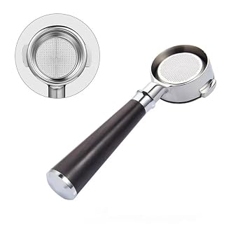 【中古】Portafilter コーヒーマシン無垢材底なしハンドル、デロンギ E61 に対応、58 ミリメートルユニバーサル適用グループヘッド底なし(E61-A3)【メーカー名】【メーカー型番】【ブランド名】CNBGASYLZ 自動エスプレッソマシン 【商品説明】Portafilter コーヒーマシン無垢材底なしハンドル、デロンギ E61 に対応、58 ミリメートルユニバーサル適用グループヘッド底なし(E61-A3)人間工学に基づいた耐熱デザイン：ハンドルの輪郭は手の曲線にフィットするように何度も最適化されており、快適なグリップを提供します。高温抽出中、熱を効果的に遮断し、暖かく快適な感触を提供し、操作の安全性とスムーズさを向上させます。便利な取り付け: 取り付け中、位置を合わせて回転させるだけでしっかりとロックされ、異なるデバイス間で簡単に切り替えることができます。耐衝撃性、滑り止め、静かなベースデザイン：一部のハンドルセットには専用ベースが付属しており、底部に騒音低減ショックパッドとハンドルヘッドに一致する上部の溝が付いています。この設計は、ハンドルを安定させて転がりや衝突を防ぐだけでなく、タンピングや配置時の騒音を大幅に低減し、全体的な操作の優雅さと静けさを高めます。バランスの取れた抽出: ポルタフィルターの底部は、多穴または傘型の分散設計を特徴とし、内部に配水グリッドが含まれています。この設計により、入ってくる熱湯が繊細で穏やかな流れに均一に分配され、局所的な過剰抽出や抽出不足を防ぎ、コーヒー豆の層と香りを完全に解き放ちます。Portafilter コーヒーマシン無垢材底なしハンドル、デロンギ E61 に対応、58 ミリメートルユニバーサル適用グループヘッド底なし当店では初期不良に限り、商品到着から7日間は返品を 受付けております。お問い合わせ・メールにて不具合詳細をご連絡ください。他モールとの併売品の為、完売の際はキャンセルご連絡させて頂きます。中古品の商品タイトルに「限定」「初回」「保証」「DLコード」などの表記がありましても、特典・付属品・帯・保証等は付いておりません。電子辞書、コンパクトオーディオプレーヤー等のイヤホンは写真にありましても衛生上、基本お付けしておりません。※未使用品は除く品名に【import】【輸入】【北米】【海外】等の国内商品でないと把握できる表記商品について国内のDVDプレイヤー、ゲーム機で稼働しない場合がございます。予めご了承の上、購入ください。掲載と付属品が異なる場合は確認のご連絡をさせて頂きます。ご注文からお届けまで1、ご注文⇒ご注文は24時間受け付けております。2、注文確認⇒ご注文後、当店から注文確認メールを送信します。3、お届けまで3〜10営業日程度とお考えください。4、入金確認⇒前払い決済をご選択の場合、ご入金確認後、配送手配を致します。5、出荷⇒配送準備が整い次第、出荷致します。配送業者、追跡番号等の詳細をメール送信致します。6、到着⇒出荷後、1〜3日後に商品が到着します。　※離島、北海道、九州、沖縄は遅れる場合がございます。予めご了承下さい。お電話でのお問合せは少人数で運営の為受け付けておりませんので、お問い合わせ・メールにてお願い致します。営業時間　月〜金　11:00〜18:00★お客様都合によるご注文後のキャンセル・返品はお受けしておりませんのでご了承ください。0