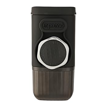 【中古】ポータブル電動コーヒーメーカー 再利用可能 コーヒーグラインダー ハンドプレスマシン【メーカー名】【メーカー型番】【ブランド名】ノーブランド品 コーヒーメーカー 【商品説明】ポータブル電動コーヒーメーカー 再利用可能 コーヒーグラインダー ハンドプレスマシンクイックブリュー技術: 高圧抽出により30秒から45秒という短時間で豊かなクレマと深みのある風味を実現。本格的な体験を手軽に楽しめます。簡単手動操作: 便利さを追求したポータブルコーヒーメーカーです。電源を必要としない手動操作で、屋内でも屋外でもスムーズにコーヒーを抽出。軽量設計のため持ち運びが楽で、収納もしやすいスマートな形状です。多様互換性: 余計なアダプター不要で様々なコーヒーマシンに柔軟に対応。直感的なタッチ操作による簡単モード切り替えにより、ポータブルコーヒーメーカー使用時の煩わしさを軽減し、どこでもスムーズな抽出を実現します耐衝撃構造: 耐久性のある部品と滑り止めハンドルで強化され、あらゆる移動中のコーヒー抽出場面で安定性と確かな性能を保証します衛生的維持: 簡単分解構造で水による徹底洗浄を実現。残留物を完全除去し、一貫した衛生環境と長期使用を保証当店では初期不良に限り、商品到着から7日間は返品を 受付けております。お問い合わせ・メールにて不具合詳細をご連絡ください。他モールとの併売品の為、完売の際はキャンセルご連絡させて頂きます。中古品の商品タイトルに「限定」「初回」「保証」「DLコード」などの表記がありましても、特典・付属品・帯・保証等は付いておりません。電子辞書、コンパクトオーディオプレーヤー等のイヤホンは写真にありましても衛生上、基本お付けしておりません。※未使用品は除く品名に【import】【輸入】【北米】【海外】等の国内商品でないと把握できる表記商品について国内のDVDプレイヤー、ゲーム機で稼働しない場合がございます。予めご了承の上、購入ください。掲載と付属品が異なる場合は確認のご連絡をさせて頂きます。ご注文からお届けまで1、ご注文⇒ご注文は24時間受け付けております。2、注文確認⇒ご注文後、当店から注文確認メールを送信します。3、お届けまで3〜10営業日程度とお考えください。4、入金確認⇒前払い決済をご選択の場合、ご入金確認後、配送手配を致します。5、出荷⇒配送準備が整い次第、出荷致します。配送業者、追跡番号等の詳細をメール送信致します。6、到着⇒出荷後、1〜3日後に商品が到着します。　※離島、北海道、九州、沖縄は遅れる場合がございます。予めご了承下さい。お電話でのお問合せは少人数で運営の為受け付けておりませんので、お問い合わせ・メールにてお願い致します。営業時間　月〜金　11:00〜18:00★お客様都合によるご注文後のキャンセル・返品はお受けしておりませんのでご了承ください。0