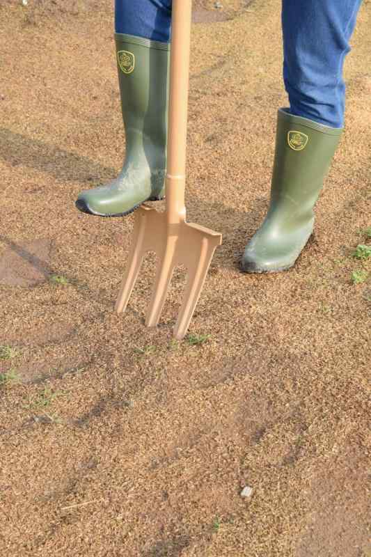 高儀(Takagi) パイプ柄 土起こしフォーク 3本爪 土の掘り起こしに