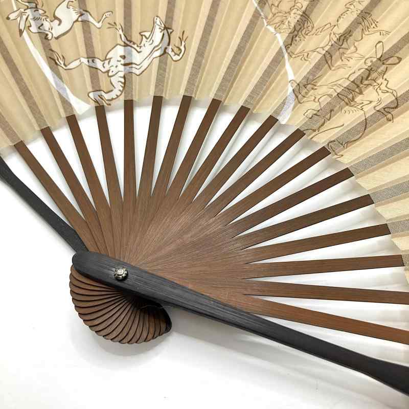 [花かんざし] 扇子 メンズ 鳥獣戯画 22cm 綿生地扇子 せんす 紳士用 大き目 蛙 兎 茶 扇子単品 ［鳥獣 ベージュ］