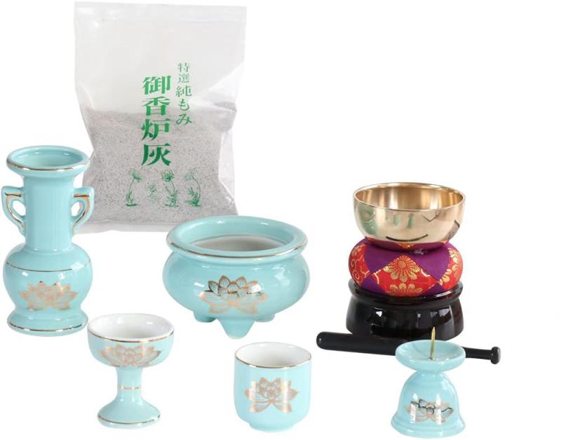 仏具セット 青磁 金蓮 陶器 5点+おりんセット 香炉灰付き モダンミニ仏壇用青磁 金蓮 陶器5点（香炉・火立て・花立て・茶器・仏器）に国産おリン3点（おりん・りん棒・りん布団）を付けたお得なセットです。さらに香炉灰付きです。このセットは上置き仏壇やミニ仏壇に良く合います。どの宗派でもお使い頂けます。きれいな水色の仏具がお仏壇を明るくし、金色の蓮模様が高級感を醸し出します。おりんはおりんの産地で有名な富山県高岡市で作られています。小さいながら透き通った音色を奏でます。【サイズ】花立て：径5cm×高さ11cm、香炉：径9cm×高さ6cm、火立て：径4cm×高さ5cm、茶器：径4.5cm×高さ4.5cm、仏器：径5cm×高さ6cm　おリンセット：幅約7cm×高さ約9cmお勧めのお仏壇サイズは16～23号のお仏壇です。