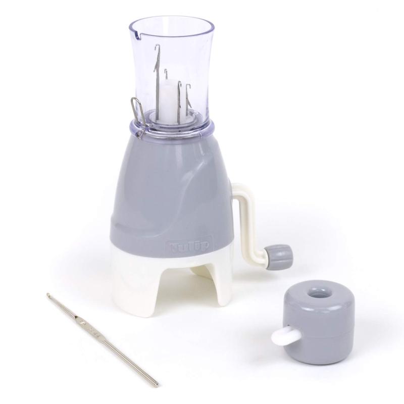 編み物用品 『アイコードニッター AC-050』 Tulip チューリップアイコードニッタ－は従来のリズムニッターの進化版今、大人気のウールレター製作に大活躍時間短縮、簡単早いフランス発祥のウールレター はリリアンで編んだ毛糸の中にワイヤーを通してメッセージを作ったり名前を作ったりします。海外では大人気です。アイコードニッタ－は従来のリズムニッターの進化版面倒なワイヤー入れをリリアンを編むと同時にワイヤーを入れられるので簡単に楽しく作れて空間を素敵にデコレーション出来るのです。誰でも簡単くるくる回すだけでリリアンが直ぐに作れます。【セット内容】本体、おもりクリップ、かぎ針3/0号、説明書