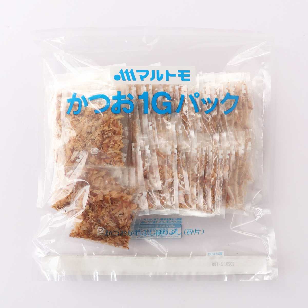 無印かつおパック1g×50袋　の商品説明 まろやかな風味が特徴のかつおパック ●かつお枯節を使用しています。長期間にわたりかつお節かびで発酵熟成させた枯節は、まろやかで上品な風味のかつお節です。 ●お料理にふりかけやすいように小さなサイズの削りぶしに加工しています。薄く削りさらに小片状に破砕（カット）していますので、食べたときの食感がやわらかです。 ●お好み焼き、豆腐、おひたし、漬けものなどのふりかけ用に適します。 名称 かつおかれぶし削りぶし（砕片） 内容量 50g（1g×50袋） 原材料名 かつおのかれぶし（国内製造） アレルギー情報（特定原材料） なし アレルギー情報（特定原材料に準ずるもの） なし 密封の方法 不活性ガス充てん、気密容器入り 栄養成分表示（1袋（1g）当たり）） エネルギー：4kcal たんぱく質：0.8g 脂質：0.03g 炭水化物：0.004g 食塩相当量：0.01g ※推定値日本食品標準成分表2015年版（七訂）から換算 賞味期限 製造日から18ヶ月（未開封） 保存方法 高温、高湿、直射日光を避け、常温にて保存してください。 製造者 マルトモ株式会社愛媛県伊予市米湊1696番地 製造所 マルトモ株式会社　第二工場愛媛県伊予市下吾川字馬塚992番3 素材について 鰹節 / かつおぶし / かつお節 / 枯節 / かれぶし / 削りぶし / 砕片 / けずり 用途について そのままで / トッピング / まぜこみ / 混ぜ込み / 出汁 / だし / ふりかけ / 佃煮 / つくだに おすすめメニュー 豆腐 / 冷奴 / ひややっこ / 湯豆腐 / ごはん / 卵かけご飯 / おにぎり / おむすび / 握り飯 / チャーハン / カレー / カレーライス / お好み焼き / うどん / ラーメン / 焼きそば / そうめん / パスタ / アボガド / サラダ / お味噌汁 / お吸い物 / 煮物 / 筑前煮