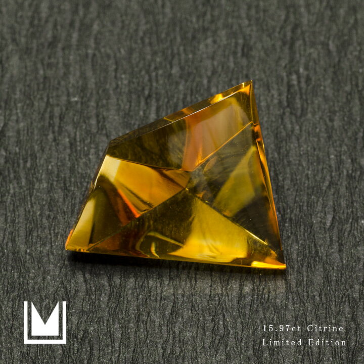 宝石 シトリン 重量 約15.97ct サイズ 約19.9×16.5×10.0mm 備考 ※こちらのルースを使用してジュエリーを作製することも可能でございます。お気軽にご相談くださいませ。約15.97ct、約19.9×16.5mmのシトリンです。表面はカボッションカットのようにつるんとしています。ガードルとパビリオンはどの面も形や幅が異なっており、規則性のない個性的な形が特徴です。透明感がありながらも蜂蜜のようなとろみを感じる色で、内包物は肉眼では確認できません。石の厚さは約10.0mmとなります。どんなジュエリーに仕立てても圧倒的な存在感を誇るでしょう。 ※画像クリックで拡大写真がご覧いただけます。 ■シトリンのルース一覧 LS0098（約8.78ct） LS0099（約15.97ct） ⇒ オーダーメイドの詳細ページはこちら