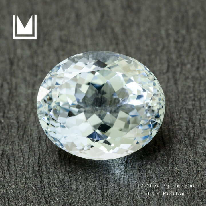 宝石 アクアマリン 重量 約12.10ct サイズ 約14.0×11.7×9.7mm 備考 ※こちらのルースを使用してジュエリーを作製することも可能でございます。お気軽にご相談くださいませ。約12.10ct、約14.0×11.7mmのアクアマリンです。「海の精の宝物が浜辺に打ちあげられて宝石になった。」汚れを知らない海のブルーに、そんなロマンティックな伝説をもつアクアマリン。傷や内包物は肉眼では確認できません。テーブル面が広めです。石の厚さは約9.7mmとなります。 ※画像クリックで拡大写真がご覧いただけます。 ■アクアマリンのルース一覧 LS0172（6.55ct） LS0173（7.56ct） LS0174（8.05ct） LS0175（10.51ct） LS0176（10.61ct） LS0177（11.33ct） LS0178（12.10ct） LS0179（13.04ct） LS0180（13.11ct） LS0181（14.05ct） ⇒ オーダーメイドの詳細ページはこちら