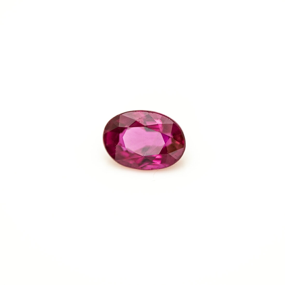 【宝石】 ・ルビー 約3.7×5.2mm 【お届けにつきまして】 即日発送可能品となります。 15時までにご注文いただき、決済審査・ご入金等が当店で確認できた場合は、当日発送をさせていただきます。 梱包は封筒となりまして、メール便にてポスト投函でのお届けをさせていただきます。 備考欄で曜日や時間帯、梱包のご指定をいただいても対応できなくなっておりますので、ご了承くださいませ。 【宝石の状態につきまして】 ※美観に影響のない程度の小キズや内包物が入る場合がございます。 予めご了承くださいませ。 別途記載のない限り、天然石となります。