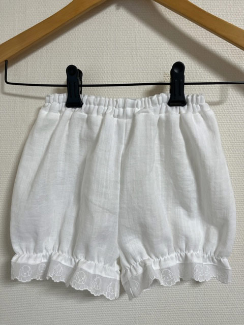 ダブルガーゼでアンダー用のかぼちやパンツを作りました。 ウエスト総ゴム（ソフトゴム使用）2本で、取り換え口を付けています。 スカート・ワンピースなど幅広くご利用いただけます。 素材： 綿100％(レース綿100%) カラー： オフシロ サイズ： 100cm〜160cm 原産国： 日本製 お洗濯： 洗濯機可（手洗い推奨）・ドライクリーニング ◆◇◆ご注意◆◇◆画面と実物では、多少色具合が違って見える場合もございます。ご了承ください。 【実寸】 サイズ 100 110 120 130 140 150 160 ウエスト 40(72) 42(74) 44(76) 46(78) 48(80) 50(86) 52(92) 丈 26 27 28 29 30 31 32 【サイズ表】 【KIDS】 サイズ 100cm 　110cm 120cm 130cm 身長 98〜105 105〜115 115〜125 125〜135 バスト 49〜55 53〜59 57〜63 61〜67 ウェスト 45〜51 47〜53 49〜55 51〜57 ヒップ 55〜61 58〜66 62〜70 66〜74 参考年齢 3〜4 5〜6 7〜8 9〜10 &nbsp; サイズ 140cm 150cm 160cm 身長 135〜145 145〜155 155〜165 　 バスト 64〜72 70〜78 76〜84 　 ウェスト 53〜59 56〜63 58〜66 　 ヒップ 70〜78 76〜84 82〜90 　 参考年齢 11〜12 13〜14 15〜16 　