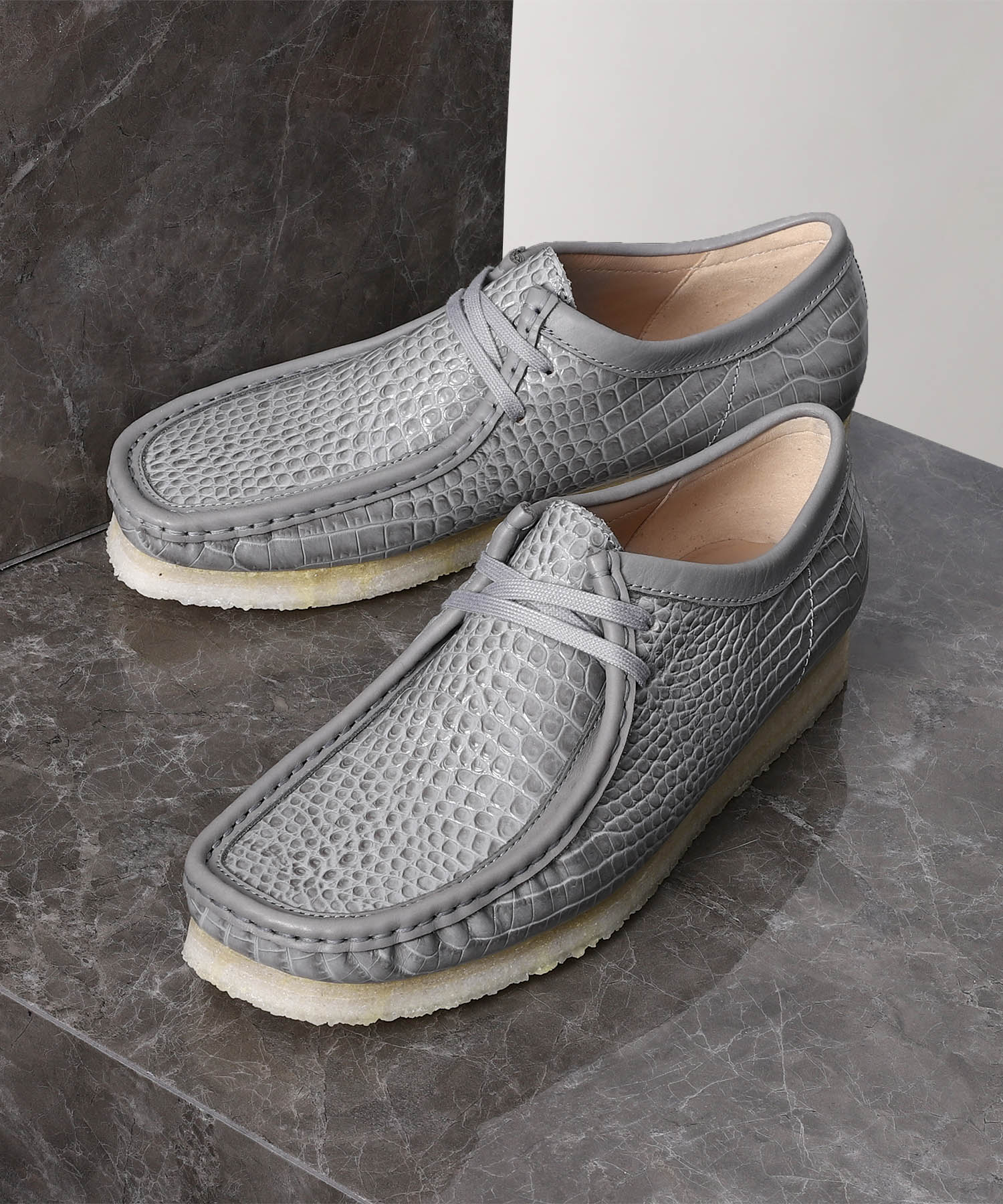 Clarks Wallabee Grey Croc (26176573)【クラークス ワラビー グレークロコ】国内正規品 メンズ シューズ モカシン ブーツ フットウェア 靴 ミッドカット ククロコダイルエフェクト ストリート カジュアル シンプル 25cm~28cm グレー 24SS 新作