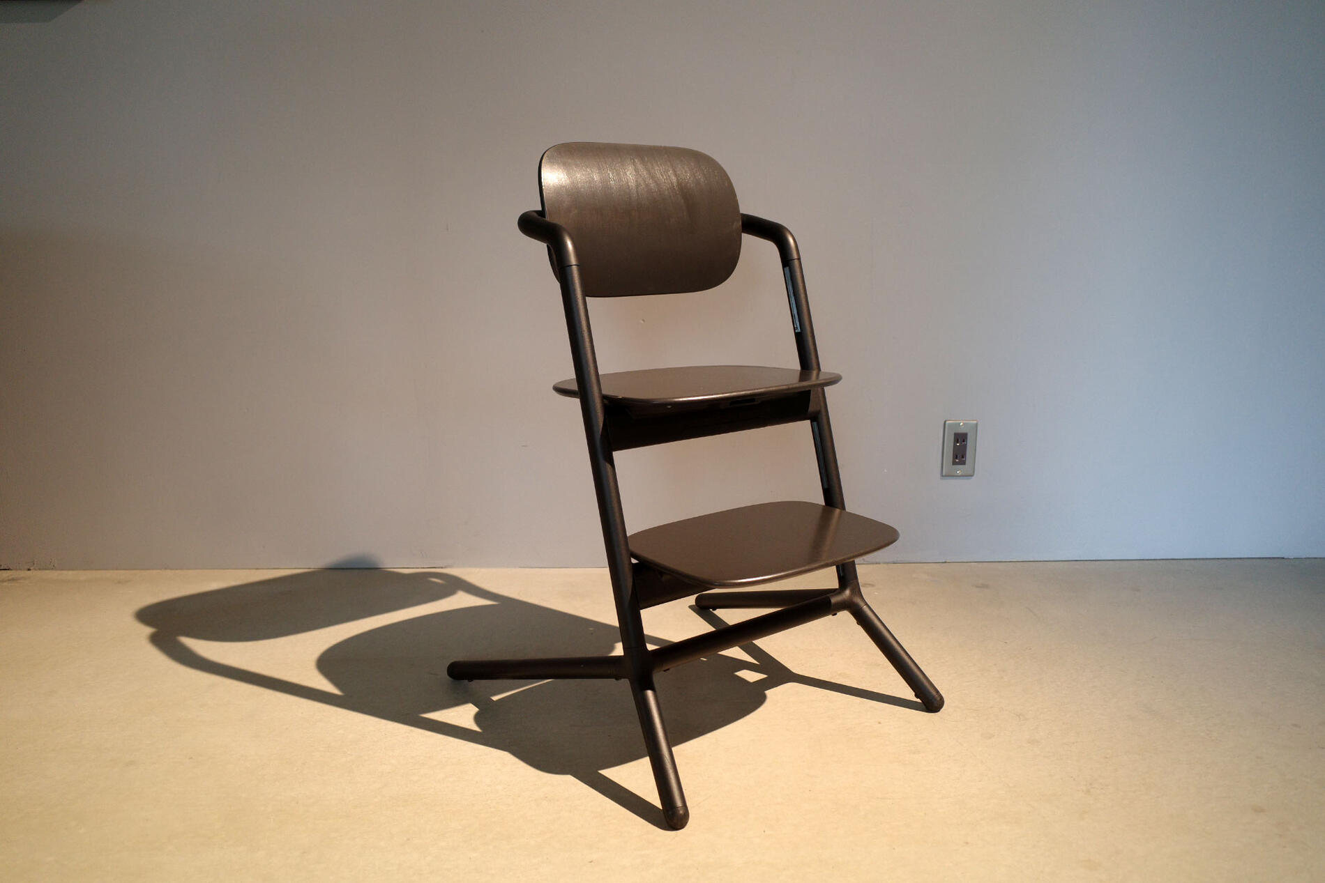 LEMO CHAIR/レモ チェア Size - 幅545×奥560×高815 mm デザイナー - cybex/サイベックス Manufacture - cybex/サイベックス カラー - スタニングブラック ※濃いグレーの印象です。　(画像参考） 素材 - 背板、座板、足のせ板：ビーチ合板（ラッカー塗装）/ 脚部：アルミ、スチール　 状態 - 中古品　傷、汚れがございます。（画像参考） 送料 - 家財おまかせ便Bランク　例:関東　4510円 ※直接引き取り可能 年齢やライフステージに合わせて自在にカスタマイズできる多機能チェア。人間工学に基づき設計されたデザインと機能により、一人で座れるようになる3歳頃から大人まで、長く快適に使用できます。お子さまの成長に寄り添いながら、食事や学習、遊びの時間など、大切な家族の時間をより豊かにサポートします。 座板と足のせ板は工具不要で最適なポジションに調整可能。座板の高さは13段階から選べ、奥行きも無段階で細かく調節できます。後脚には転倒防止キャスターを備えており、後方に傾けるだけでスムーズに移動できます。 cybex / サイベックスは、世界中で高く評価されているドイツの育児用品ブランドです。安全性はもちろん、都市型ライフスタイルに適応したカーシート、ベビーキャリア、ベビーカー、子ども用家具を提供しています。設立当初から「Safety（安全性）・Design（デザイン）・Function（機能性）に革新をもたらす」という信条をすべての商品開発の中心に据えてきました。ヨーロッパの一流エンジニアや国際的なデザイナーに加え、ライフスタイルの専門家を起用することで、「モダンで革新的な育児用品の象徴」としての地位を確立。現状に疑問を持ち、挑戦を恐れない姿勢により、お子さまの安全分野でのリーダーであると同時に、ライフスタイル＆ファッションブランドとしての評価も築き上げています。