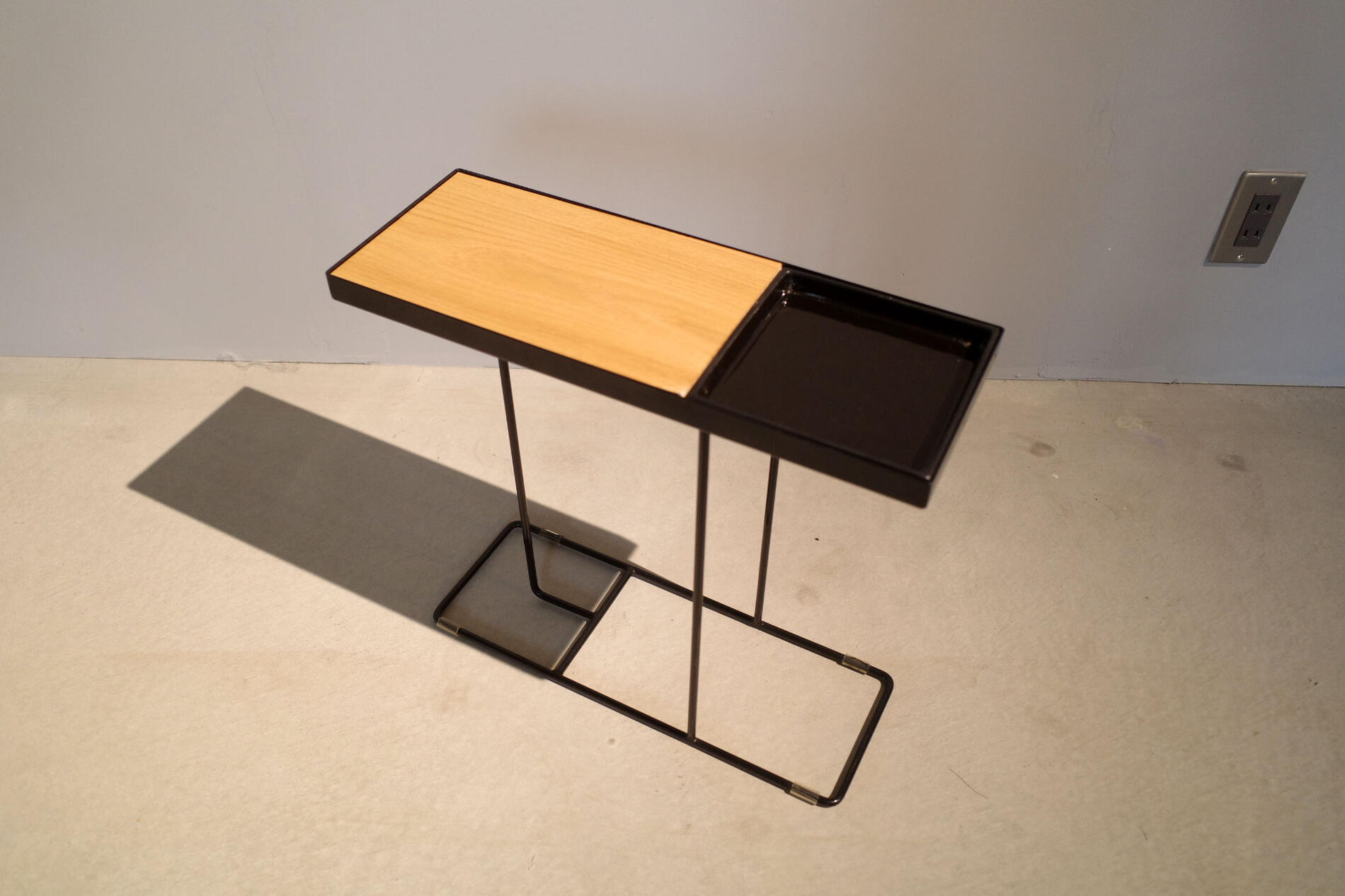 DUENDE/デュエンデ COMPANION/コンパニオン Side table/サイドテーブル 北欧家具 スタイリッシュ トレイ 展示台 日本 ジャパンデザイン ナイトテーブル スチール ウッド 木製 陶器 ブラック 黒×黒 Vintage/ヴィンテージ家具 定価22,000円